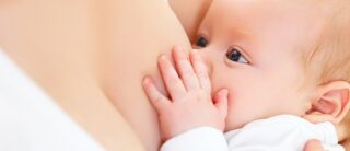Νέα μητέρα με μωρό που θηλάζει